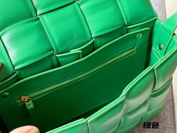 bolsa bottega veneta verde em couro
