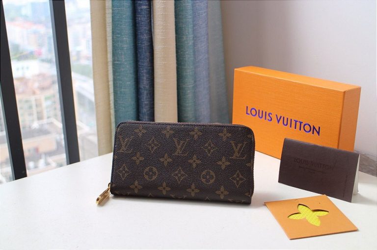 Carteira Louis Vuitton Monogram “Rose”