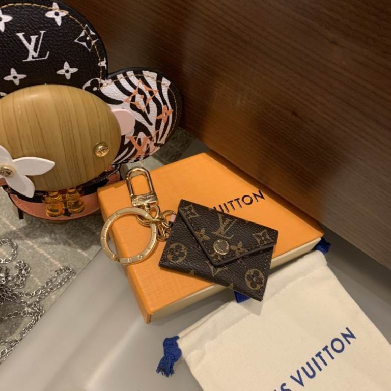 Chaveiro e Bag Charm Louis Vuitton Kirigami Pouch “Monogram Canvas”