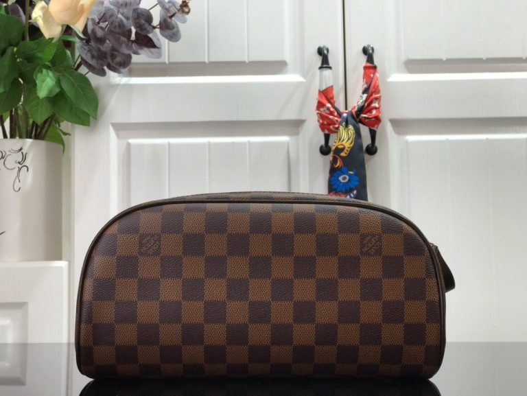 Nécessaire Louis Vuitton Dopp Kit “Damier Brown”