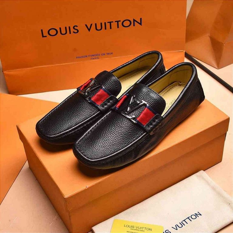 Mocassim Louis Vuitton em Couro Granulado “Black”