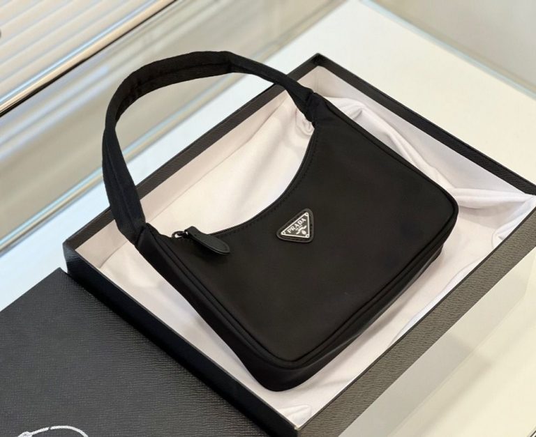 Bolsa Prada mini Re-Edition 2000 em Re-Nylon “Black”