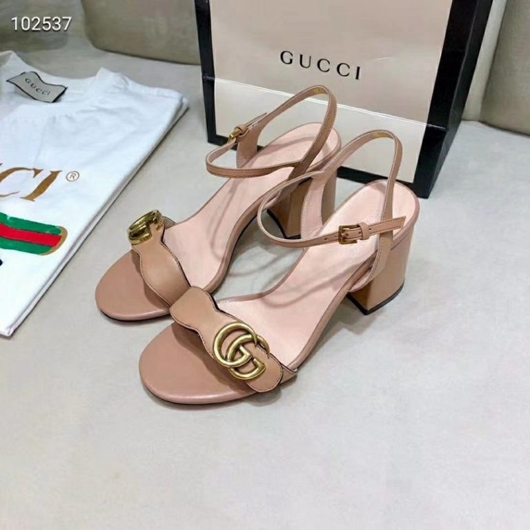 Sandália Gucci Marmont com salto bloco “Nude”