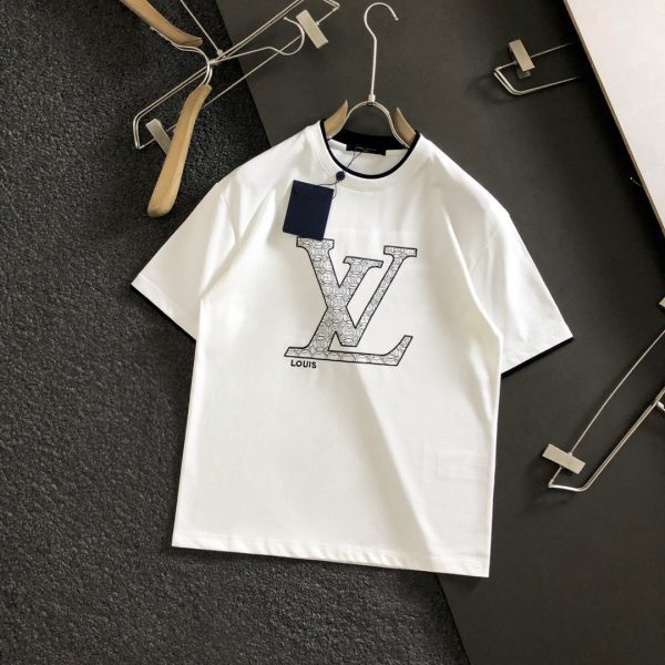 Camiseta Louis Vuitton Masculina Com logo LV no centro na cor cinza