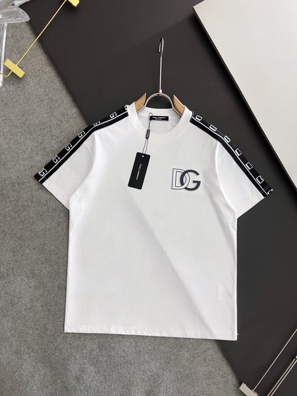 Camiseta Branca Dolce Gabbana com simbolo DG no peito esquerdo