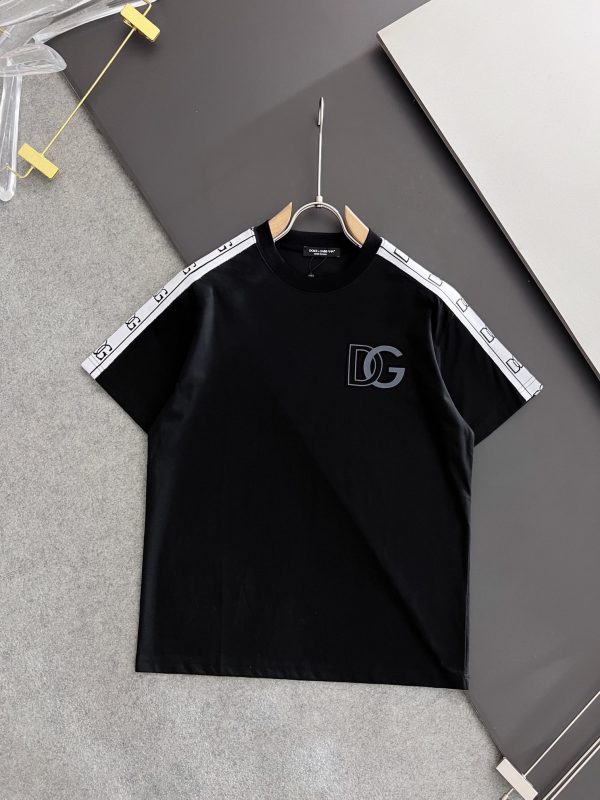camiseta dolce gabbana preta com logo DG no peito lado esquerdo