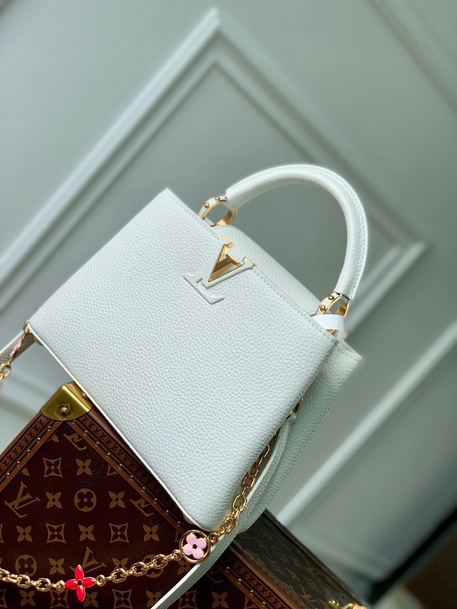 Bolsa Louis Vuitton Capucines Branca Com Corrente - Felix Imports
