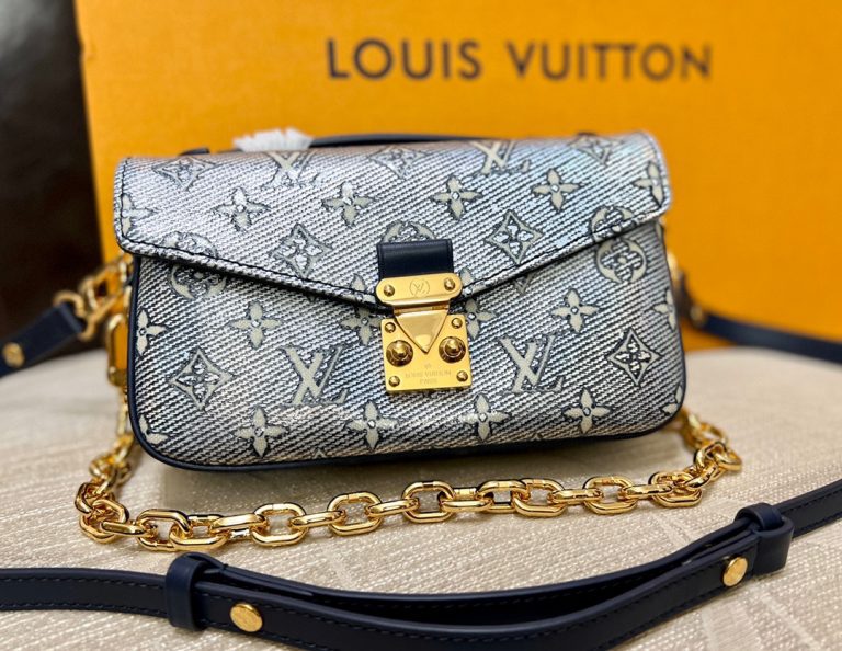 Bolsa Louis Vuitton Pochette Métis East West Monoglam Holográfico “Azul”